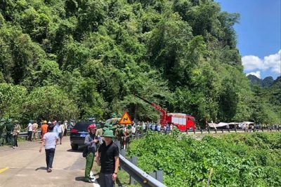 Vụ lật xe khách 15 người chết tại Quảng Bình.