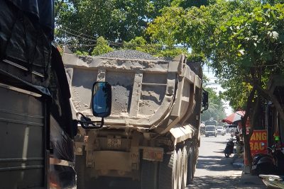 Hà Nội: Bất chấp biển cấm, xe quá tải ngày đêm “oanh tạc” đường tỉnh lộ 421B